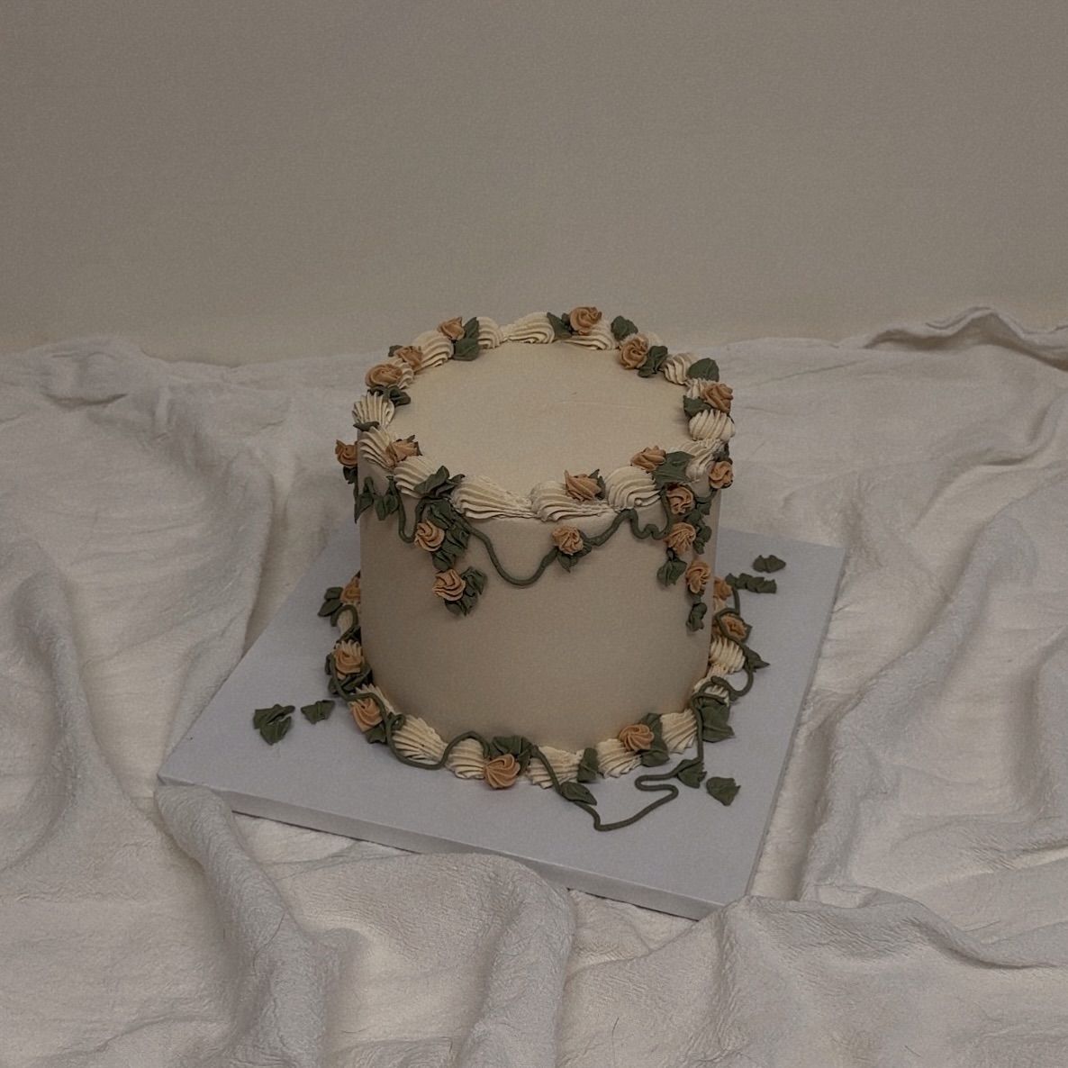 A garden-inspired vintage cake with delicate piping
