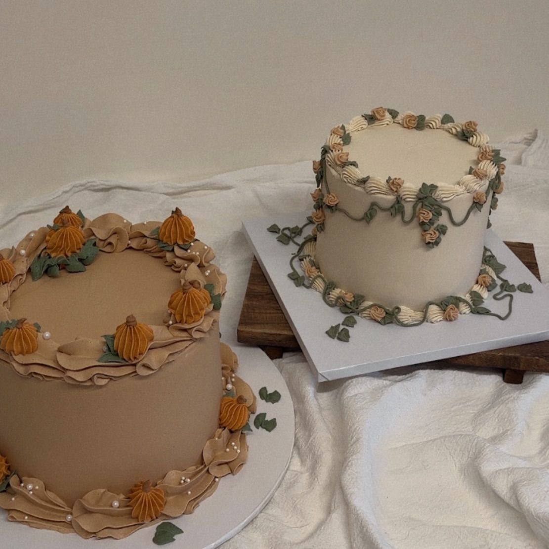 Two vintage-piped celebration cakes by DreamOfCakes Studio